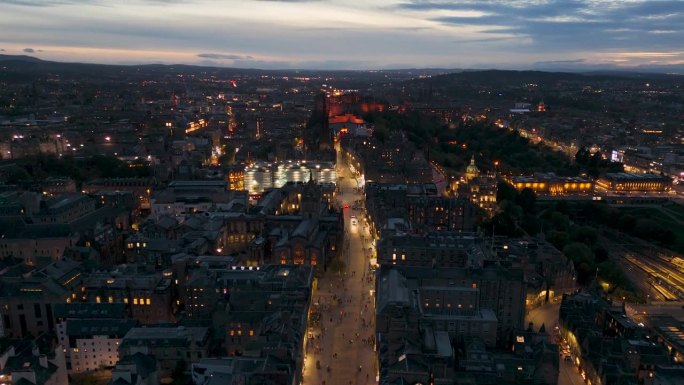 爱丁堡老城夜景鸟瞰图，爱丁堡老大教堂鸟瞰图，爱丁堡市中心，苏格兰哥特式复兴建筑，爱丁堡苏格兰旗