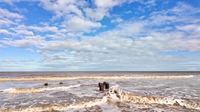 海浪缓慢地涌向海岸