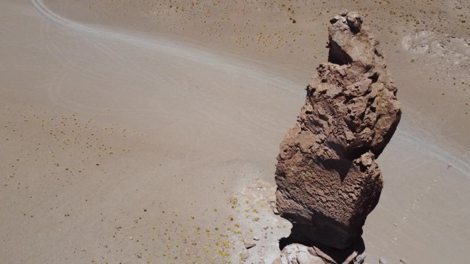 摄像机俯视着智利阿塔卡马沙漠拉帕卡纳火山口的高大岩柱