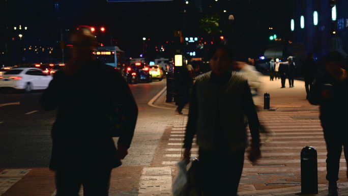 夜晚人流街道路口慢门