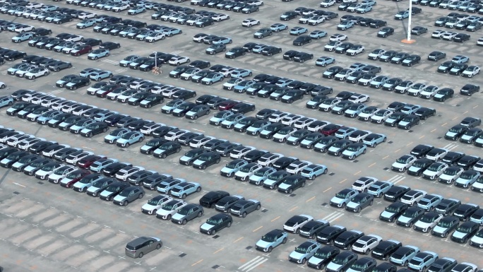2024航拍新能源汽车生产密集的停车场