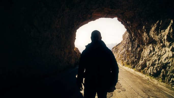 SLO MO进入未知:独自徒步旅行者冒险进入山区隧道
