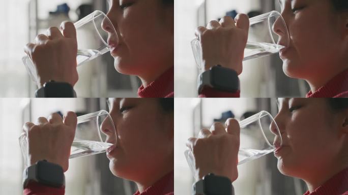 女人喝水水杯喝水