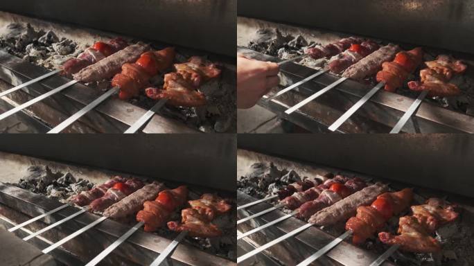 烤肉师傅把鸡肉、肉、肝和蔬菜串在烤架上，用煤烤。