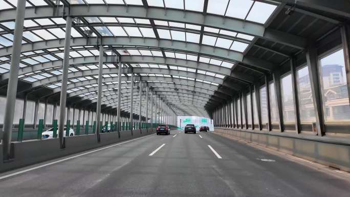 汽车在隧道穿梭开车第一视角城市马路公路道