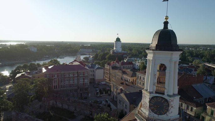 维堡老城中心的一座中世纪钟楼鸟瞰图。全景城市