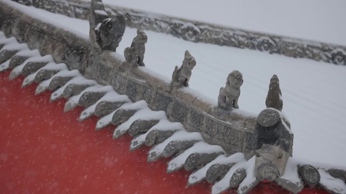 冬天，雪落在中国的屋檐和古建筑上