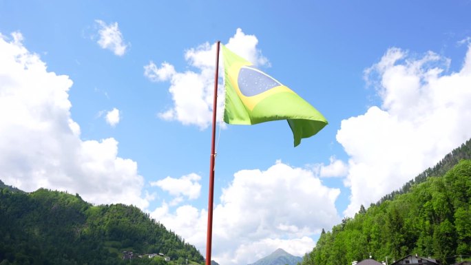 在意大利阿莱格，晴朗的日子里，巴西国旗开始随风飘扬