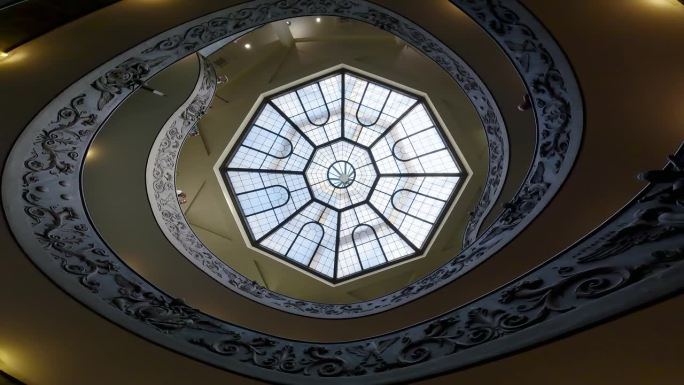意大利罗马梵蒂冈博物馆的布拉曼特楼梯全景拍摄。双螺旋楼梯是著名的旅游胜地