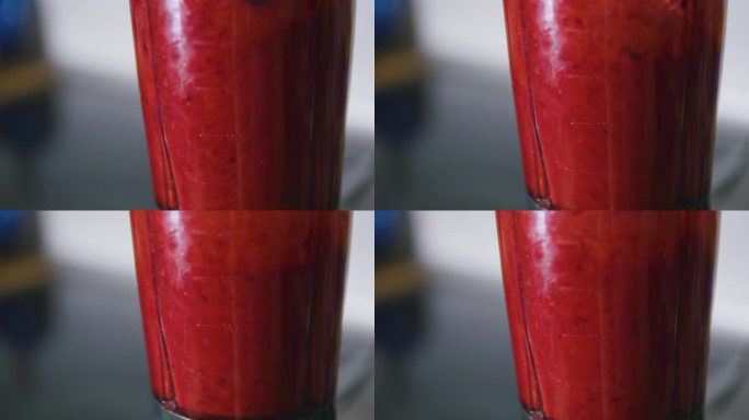 红莓冰沙在搅拌机里旋转。侧视图。