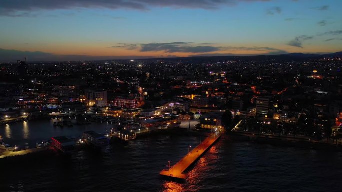 利马索尔。塞浦路斯。码头的俯视图与船只在夜晚。