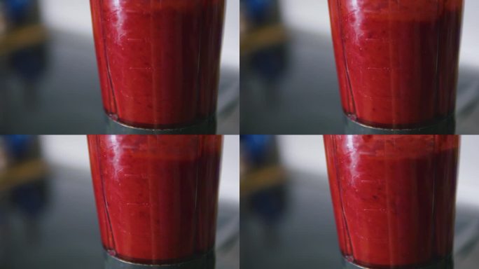 红莓冰沙在搅拌机里旋转。侧视图。