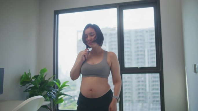 瑜伽孕妇肖像只穿着胸罩的女人背起瑜伽垫