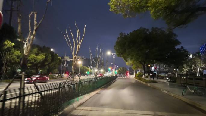 城市夜晚夜景开车第一视角汽车窗外沿途风景