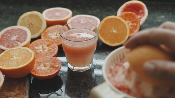 一杯橙汁和水果