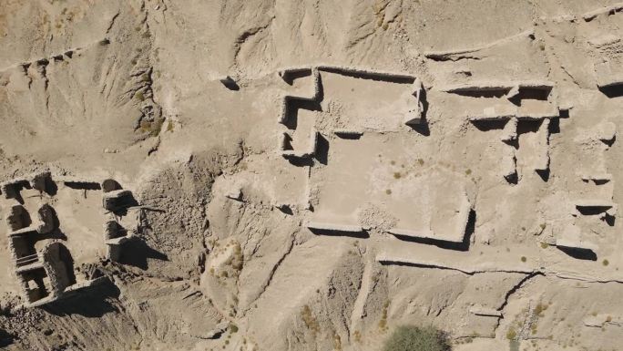 老房子的历史墙。沙漠中的考古遗址。文明存在的证据。无人机航拍图。