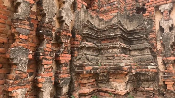 古老的寺庙墙随着时间的流逝而腐烂