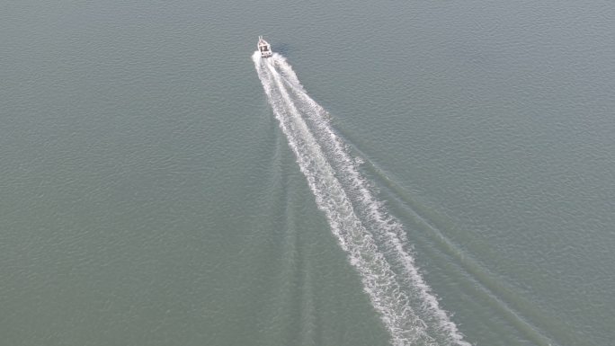 航拍威海双岛湾海面上行驶的快艇