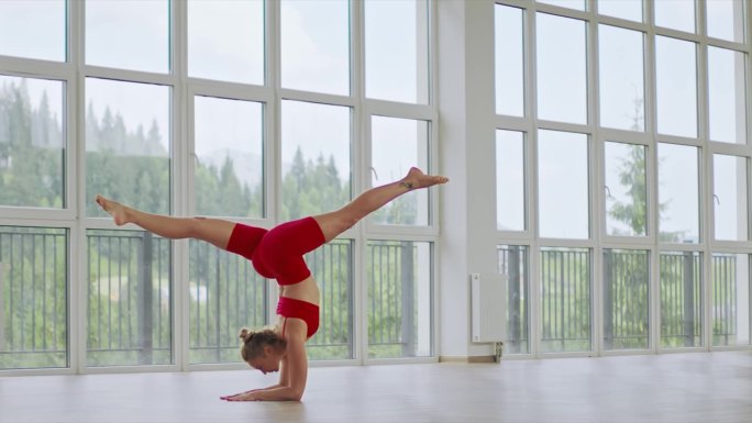 高级女瑜伽师练习瑜伽姿势在工作室。