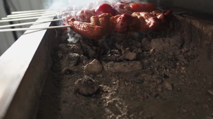 鸡肉、肉和肝串是用木炭在露天烤架上煎的