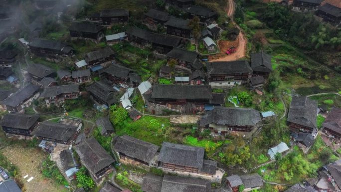 雨雾中的苗寨新农村建设扶贫乡村公路乡村振