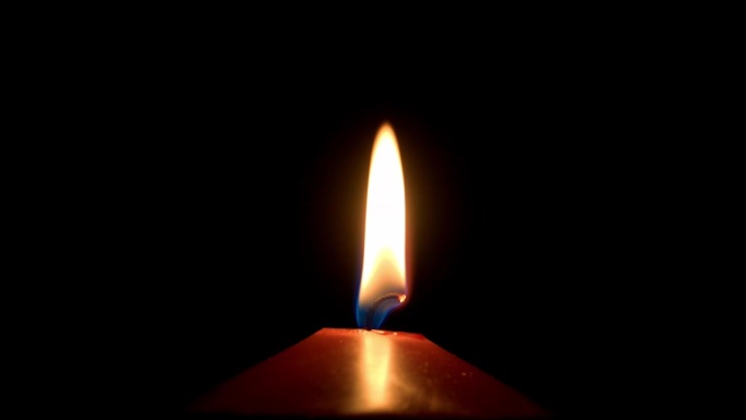 黑色背景上燃烧的蜡烛，象征着失去、记忆和悲伤。