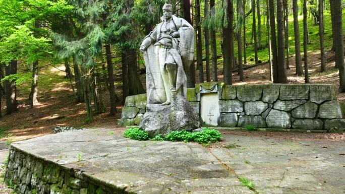 保加利亚，Buzludzha，森林深处的民族英雄Hadzhi Dimitar纪念碑雕像，4K电影视频