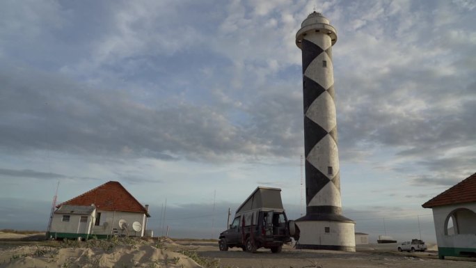 法鲁阿尔巴尔道灯塔塔位于巴西南部大西洋沿岸的白色沙滩上，用于导航目的，并被用作军事基地。