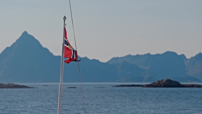 挪威的邮政旗帜与朦胧的山影