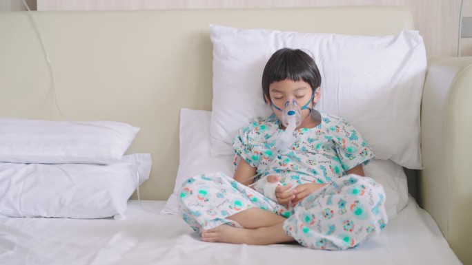 亚洲病人男孩独自戴着吸入器面罩睡觉