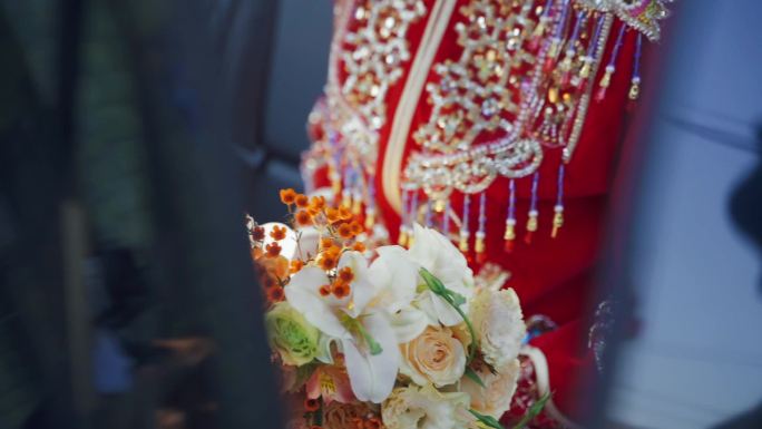 中式秀禾服新娘拿着手捧花鲜花