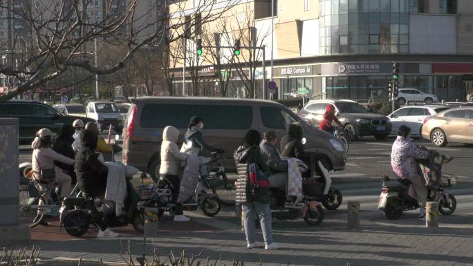 早晨道路拥堵等待的人都市上班下班公交车