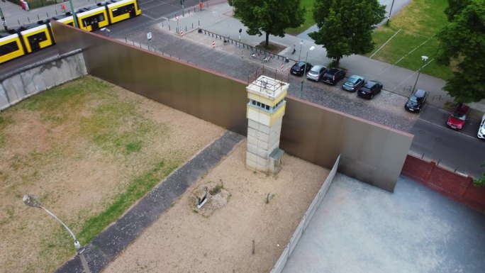 冷战时期历史边界的高角度视角。柏林墙纪念堂的瞭望塔和围墙。现代市区周边地标。柏林,德国