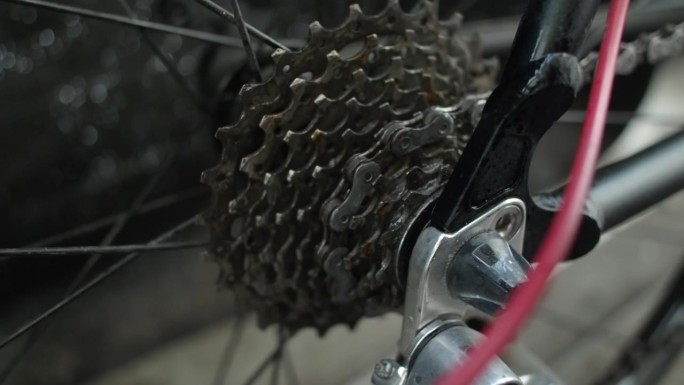 自行车修理工将清洗液喷在自行车后卡带上