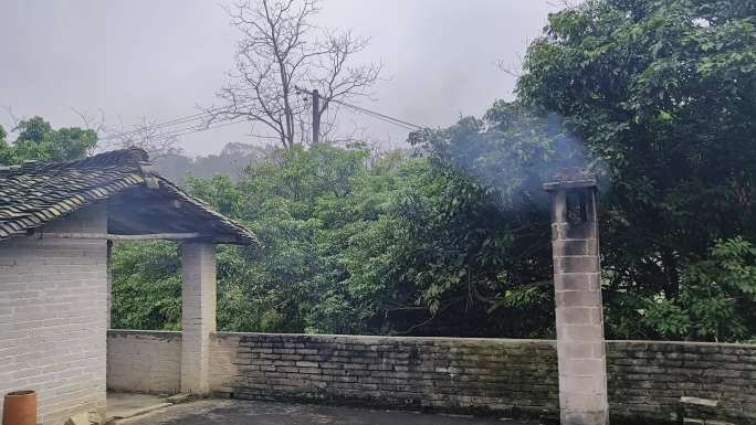 桂南农村烟囱炊烟袅袅农村做饭农村生活烟囱