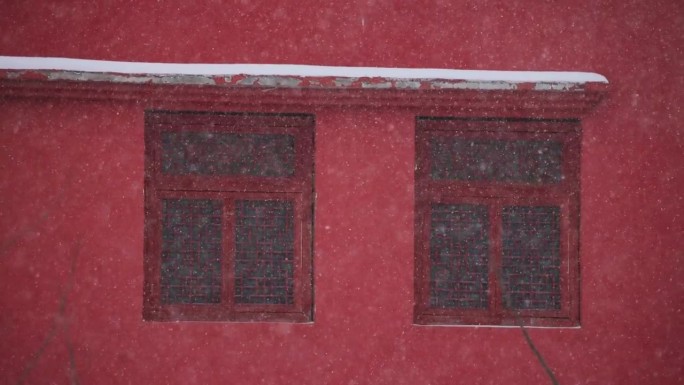 冬天，中国古建筑的窗户下着雪