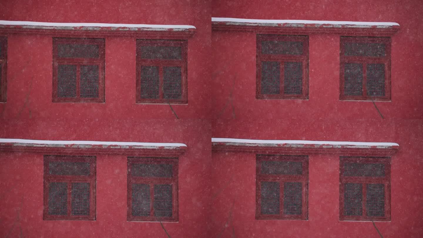 冬天，中国古建筑的窗户下着雪
