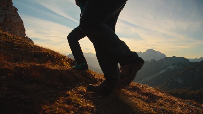 一起攀登:一对夫妇在日落时分征服高山