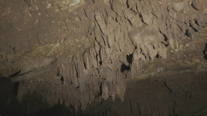 行走在洞穴中的万向节镜头。探索洞穴Tham Luang洞，泰国洞穴救援任务13野猪足球队。非常漂亮，