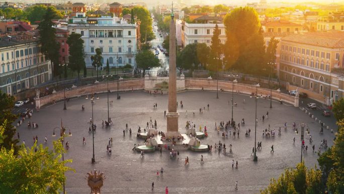 俯视图意大利罗马，夏季，在以罗马最古老的方尖碑和大理石圆柱为中心的人民广场，游客步行和观光景点