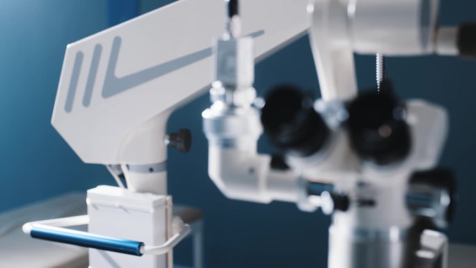 现代化眼科手术室内，配有现代化设备。新的眼科概念和现代视力矫正和治疗技术。