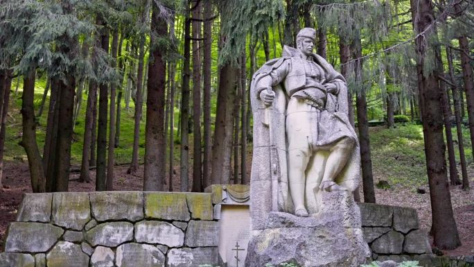 保加利亚，Buzludzha, Hadzhi Dimitar纪念碑雕像在保加利亚森林深处，4K电影视