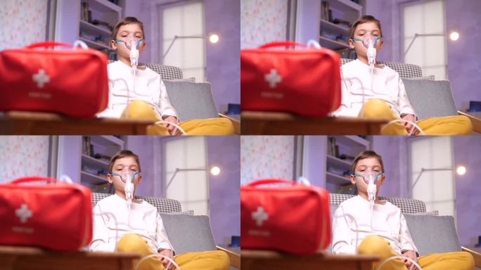 一个男孩正在他的房间里做吸入器和喷雾器治疗。回家治疗