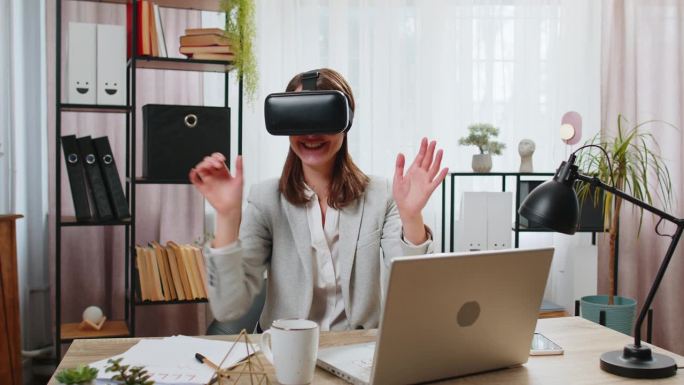 女商人使用虚拟现实未来科技VR应用头戴式耳机在办公室模拟3D