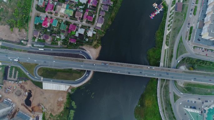 高速公路沿着连接两岸的河流上的桥梁延伸