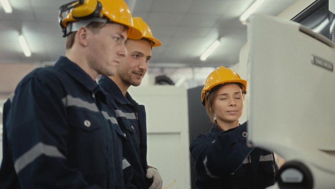 工业维护团队:工程师监控控制面板高效机器运行|工厂工人，制造业，机械维修。