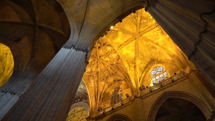 西班牙安达卢西亚塞维利亚大教堂的天花板