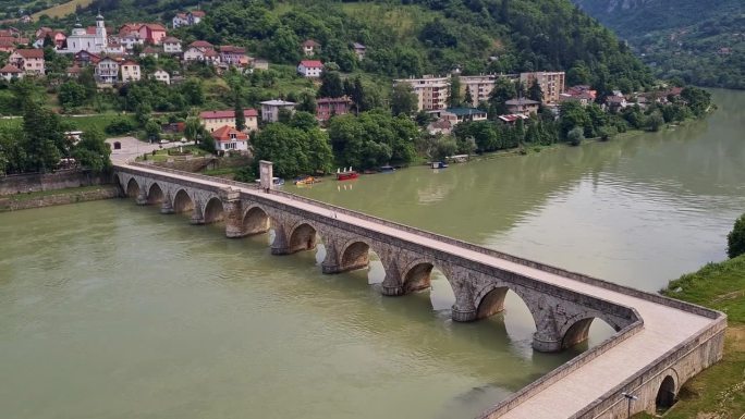 从维谢格拉德的高处俯瞰德里纳河上的Mehmed Pasa Sokolovic桥