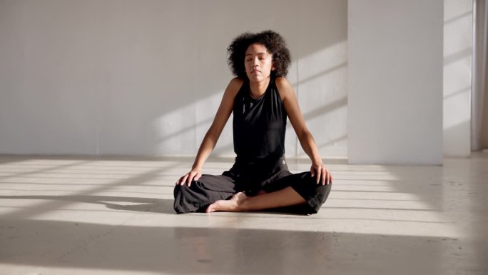 舞蹈，伸展和训练锻炼肩膀，身体或放松坐在地板上的瑜伽姿势冥想和正念。热身，运动和女人开始健身，锻炼或