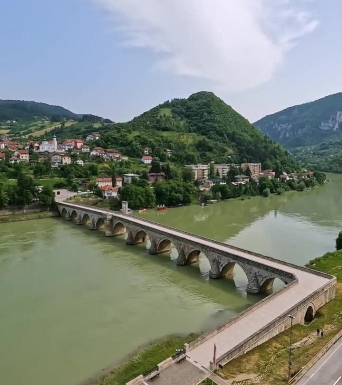 从维谢格拉德的高处俯瞰德里纳河上的Mehmed Pasa Sokolovic桥